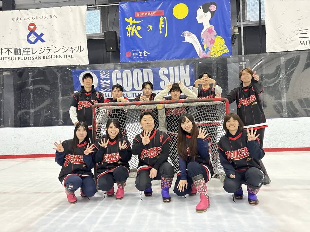 仙台のリンクで、ゴール前に集まって記念撮影する女子チーム