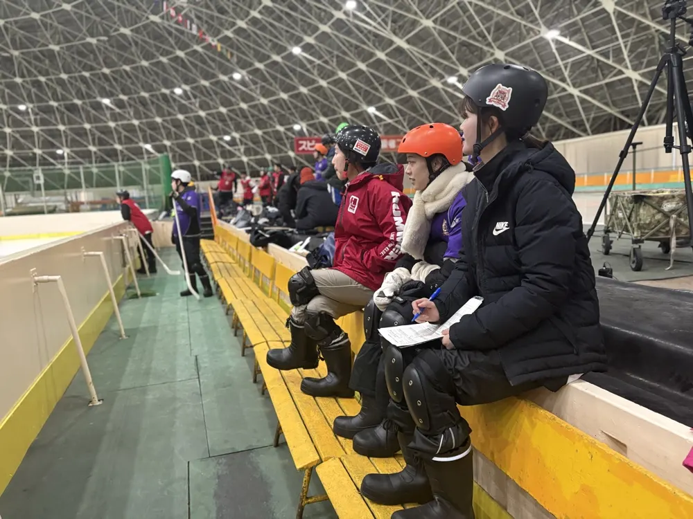 ベンチで出番を待つ女子選手たち